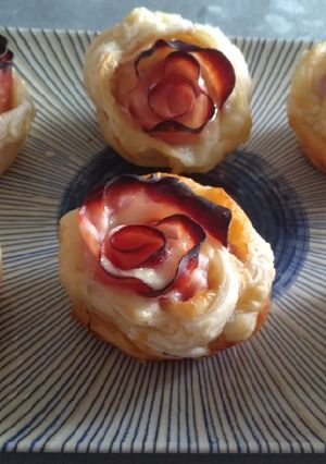 Una foto de Rosas de hojaldre y jamón
