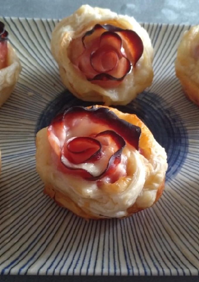 Una foto de Rosas de hojaldre y jamón