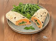 Une photo de wrap chaud poele