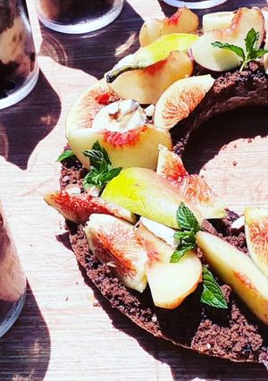 Une photo de Un gâteau au chocolat décoré avec les fruits
