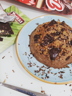 Una foto de Mug cake de plátano y chocolate 🍌🍫