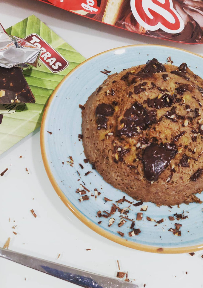 Una foto de Mug cake de plátano y chocolate 🍌🍫