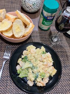 Una foto de Pasta Alfredo con camarones