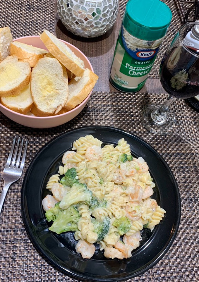 Una foto de Pasta Alfredo con camarones