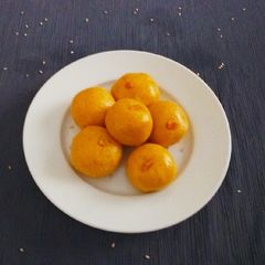 A picture of Besan Mawa Ladoo.