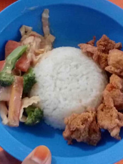 Foto resep Rice with chicken popcorn and salad dressing (gluten free)