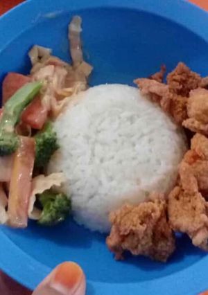 Foto resep Rice with chicken popcorn and salad dressing (gluten free)