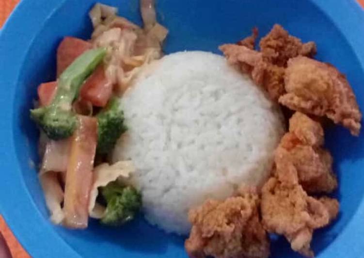 Cara Menyiapkan Rice with chicken popcorn and salad dressing (gluten free) Enak