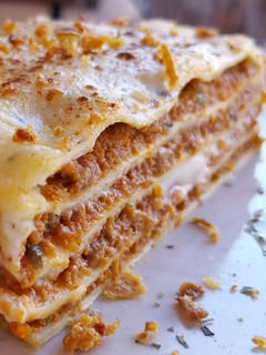 Una foto de Lasaña de boloñesa con bechamel de chimichurri