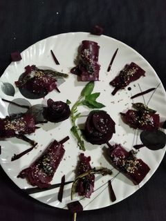 चुकंदर की खांडवी(Chukunder ki khandvi recipe in Hindi) रेसिपी मुख्य फोटो