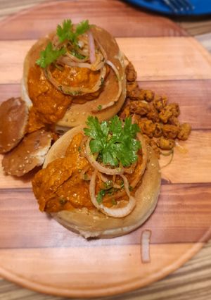 A picture of Butter Chicken Bunny Chow.