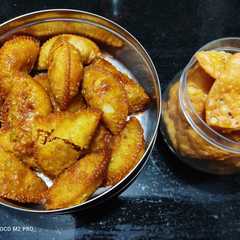 A picture of चाशनी गुजिया परतों वाली नमक पारे (chasni gujiya parato wali namak pare recipe in Hindi).