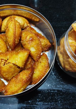 चाशनी गुजिया परतों वाली नमक पारे (chasni gujiya parato wali namak pare recipe in Hindi) रेसिपी मुख्य फोटो