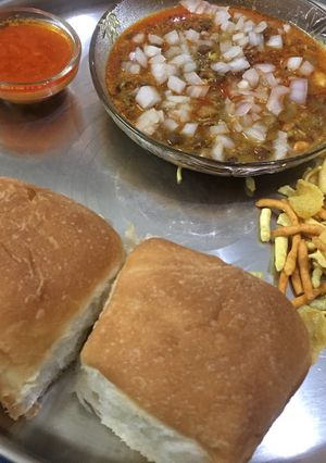 મિસલ પાઉં(મિક્સ કઠોળ)(misal pav recipe in gujarati) રેસીપી મુખ્ય ફોટો