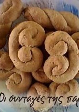 A picture of Vegan koulourakia with apple purée.
