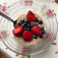 A picture of Banana and coconut oats.