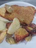 Milanesas de pulpa de cerdo con papas y batatas fritas