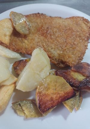 Una foto de Milanesas de pulpa de cerdo con papas y batatas fritas