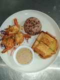ข้าวกล้องผัดเนยกระเทียมกุ้งทอด