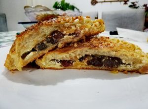 Una foto de Pan Hojaldrado relleno de frutas deshidratadas
