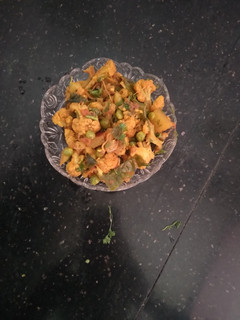 वाफेवरची कोबी मटर आलू रेसिपी (kobi matar aloo recipe in marathi) रेसिपी चे मुख्य फोटो