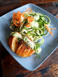 Una foto de Spaghetti de zucchini con salsa de aguacate