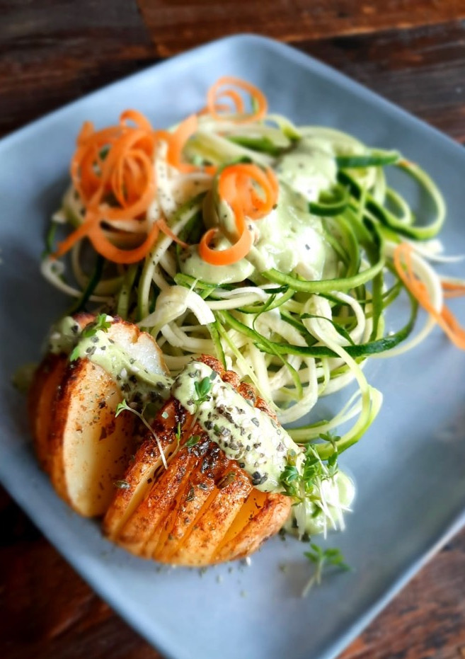 Una foto de Spaghetti de zucchini con salsa de aguacate