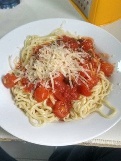 Una foto de Fideos caseros con salsa de tomates