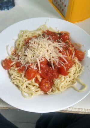 Una foto de Fideos caseros con salsa de tomates