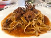 Una foto di polipetti con pasta