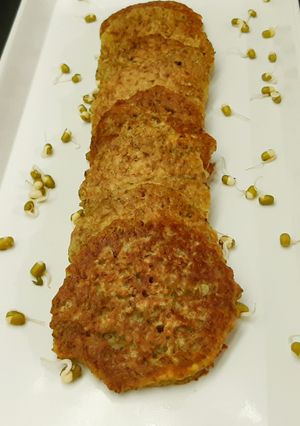 ફણગાવેલા મગ ના ઉત્તપમ (Sprouted Moong Uttapam Recipe In Gujarati) રેસીપી મુખ્ય ફોટો