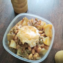 A picture of English Breakfast-style Patatas Bravas.