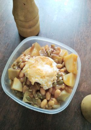 A picture of English Breakfast-style Patatas Bravas.