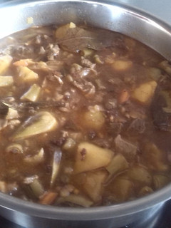 Una foto de Estofado de patatas con habas y alcachofas