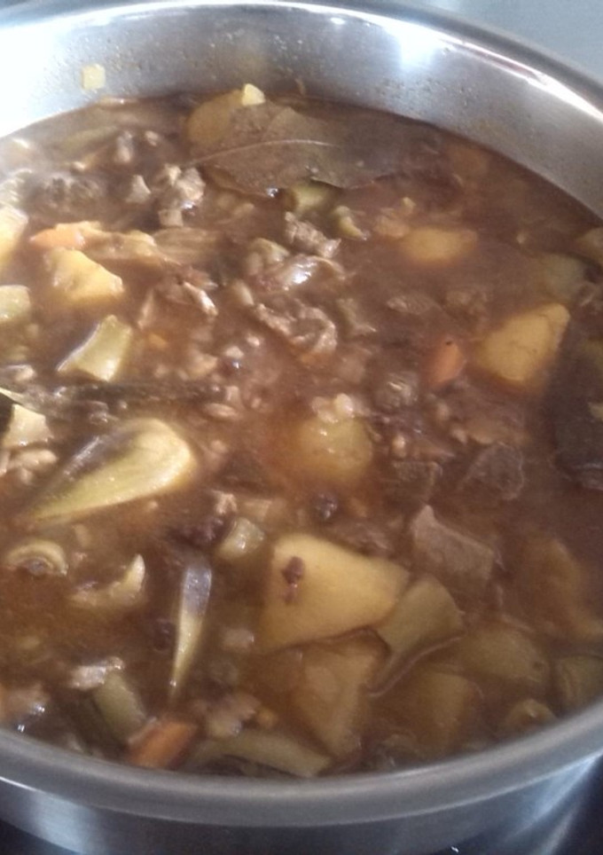 Una foto de Estofado de patatas con habas y alcachofas