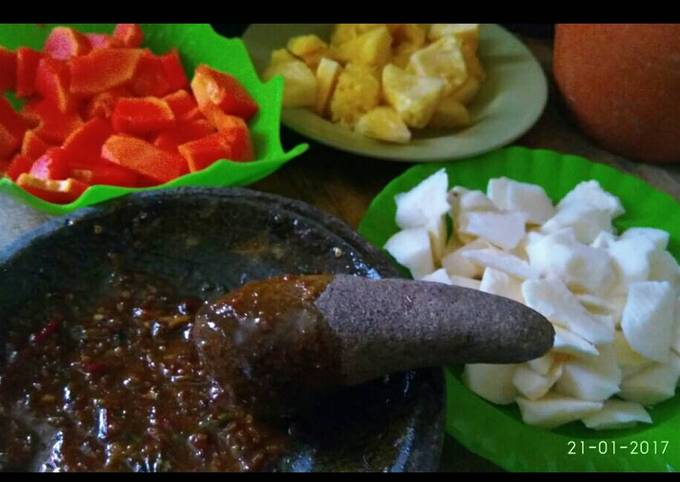 Resep Rujak buah cocol sambel asem manis lada yang Enak