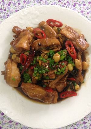 Hình của món Gà nấu hạt sen.