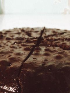 عکسی از دستور کیک شکلاتی خیس بدون فر