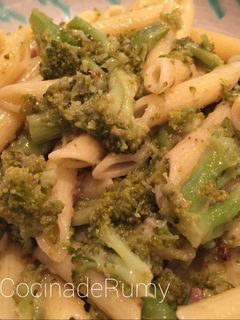 Una foto de Penne con brócoli y anchoas