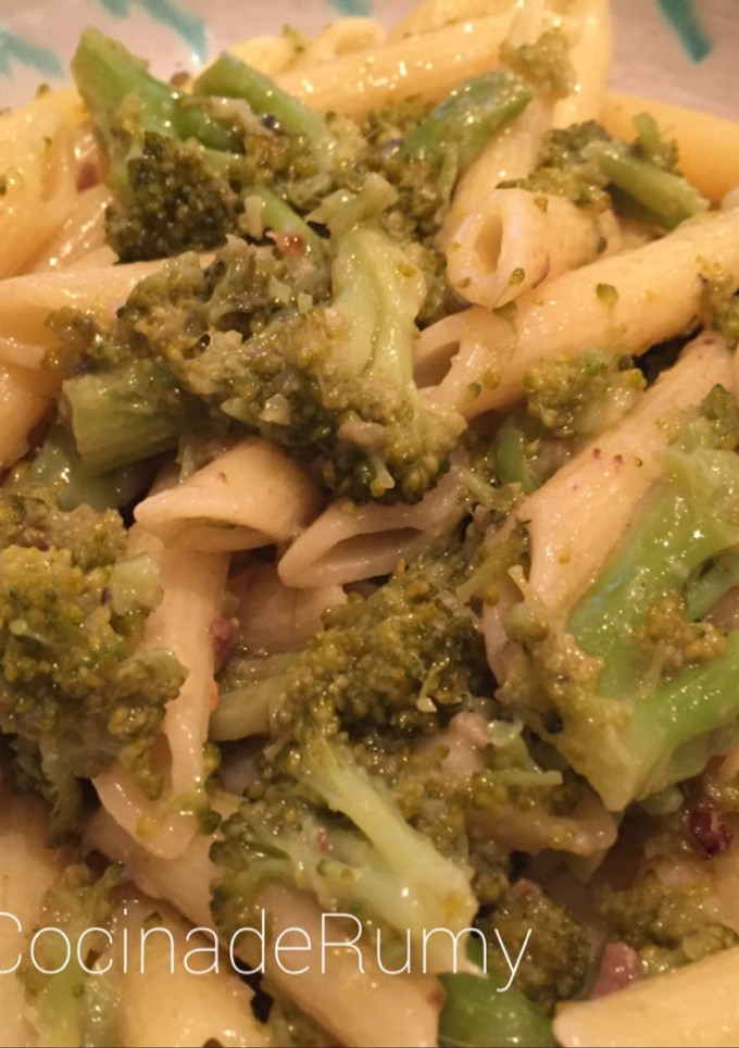 Una foto de Penne con brócoli y anchoas