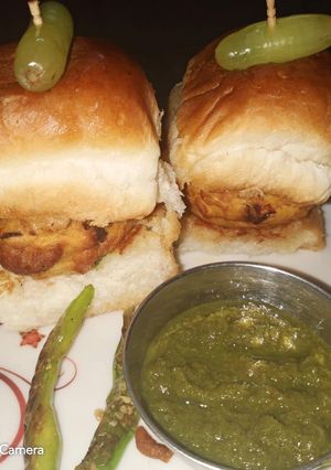 वड़ा पाव (vada pav recipe in Hindi) रेसिपी मुख्य फोटो