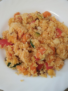 Una foto de Cuscús con verduras y garbanzos