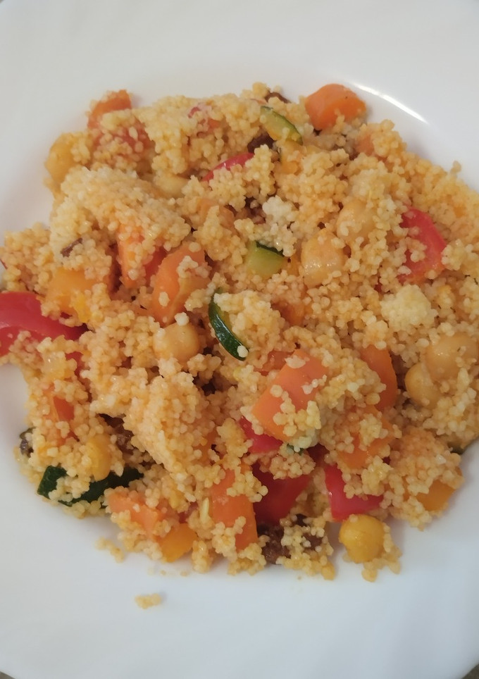 Una foto de Cuscús con verduras y garbanzos
