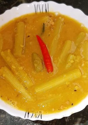 সজনে ডাঁটা দিয়ে মুগ ডাল (sajne data diye moog dal recipe in Bengali) রেসিপির প্রধান ছবি