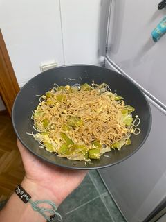 Una foto de Noodles con verduras y huevo