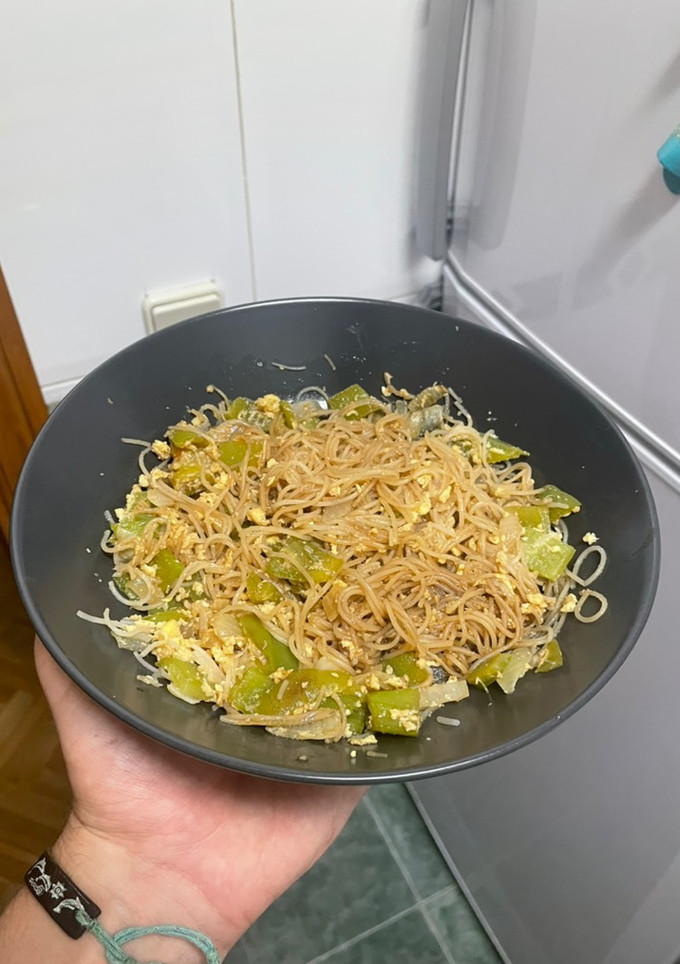 Una foto de Noodles con verduras y huevo