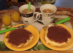 Una foto de Hot cake, tortita o panquecito de banana 🍌🍌 con dulce de leche