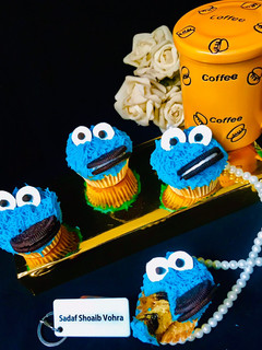 A picture of Cookie Monster Cupcakes (Hidden Oreo/Cookie Cupcake).