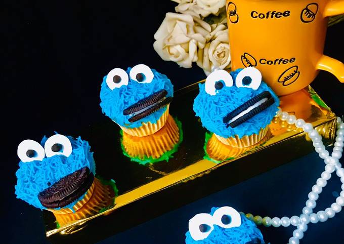 Cookie Monster Cupcakes (Hidden Oreo/Cookie Cupcake)