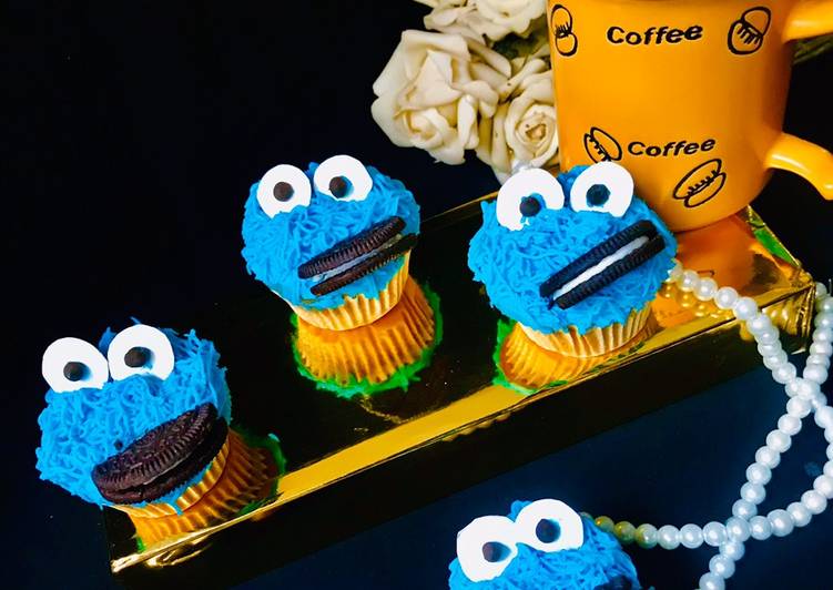 Steps to Make Tasty Cookie Monster Cupcakes (Hidden Oreo/Cookie Cupcake)